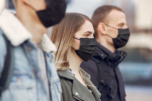 Menschen mit Schutzmasken